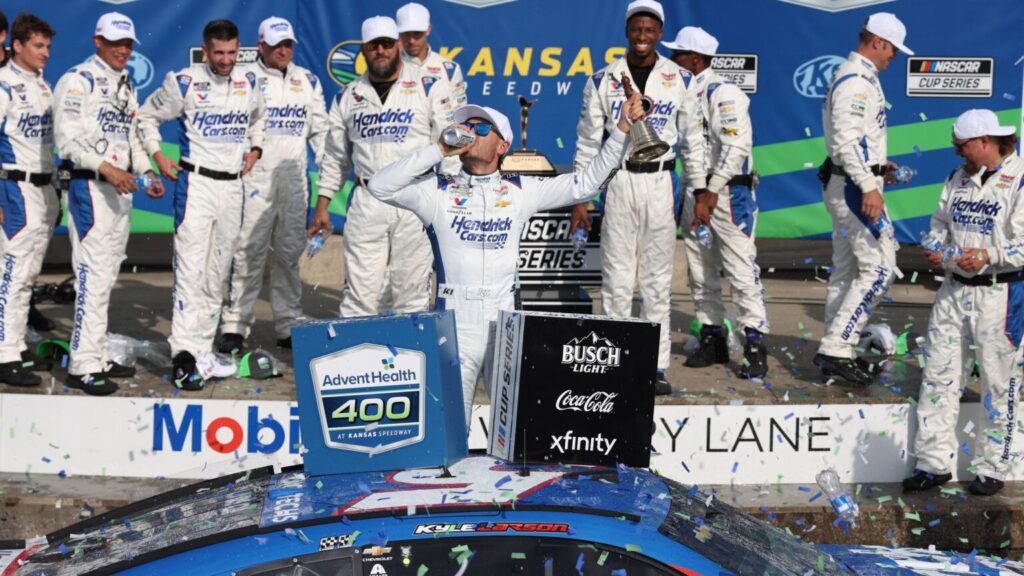 Kyle-Larson-se-lleva-la-carrera-en-Kansas-y-Daniel-Suarez-abandona
